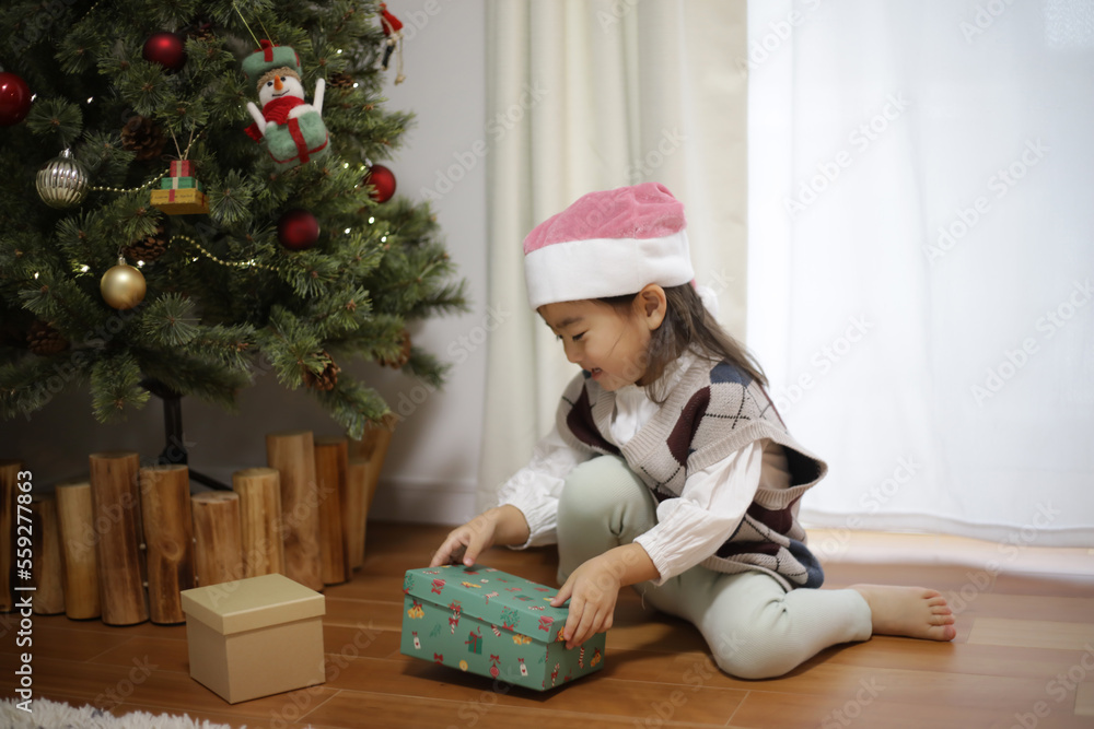 クリスマスプレゼントを開ける女の子 クリスマスプレゼントを開ける女の子