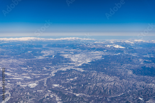 飛行機の機内から見た冬景色 