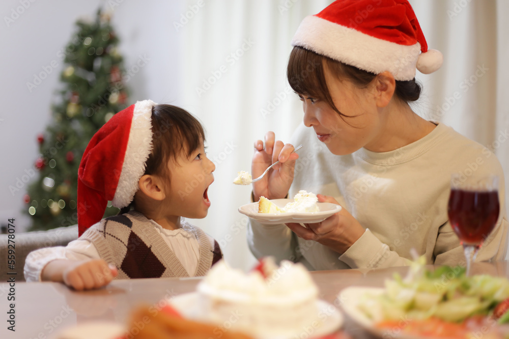 食事をする親子　クリスマスイメージ