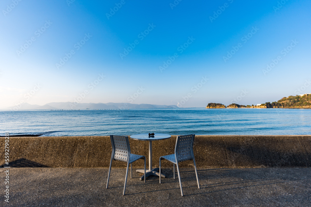 香川県の直島の椅子とテーブルと海