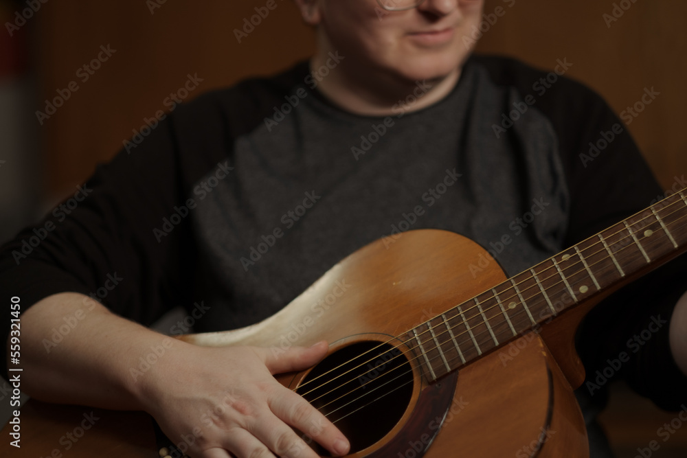 Obraz premium K. playing the guitar.