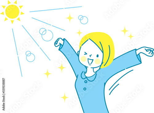 太陽の光を浴びながら伸びをする若い女性