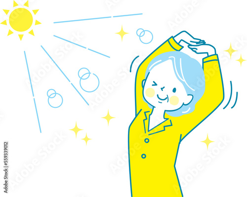 太陽の光を浴びながら伸びをするシニア女性