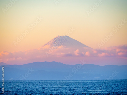 伊豆大島から見る夕暮れの富士山（東京都大島町）