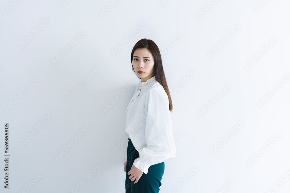 クールで知的な女性