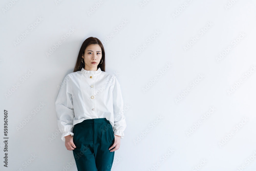 クールで知的な女性