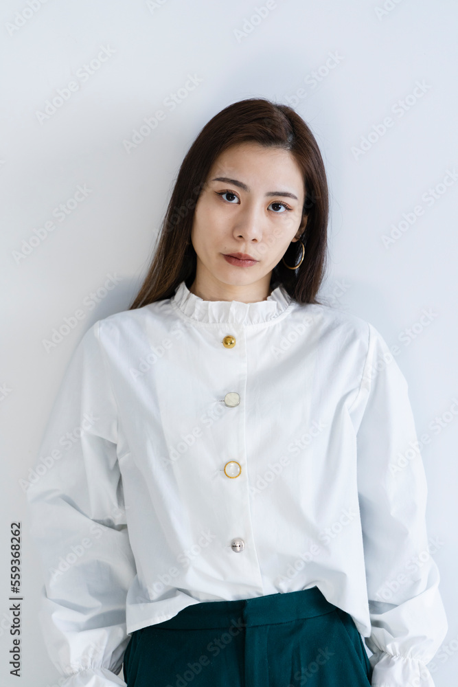 クールで知的な女性