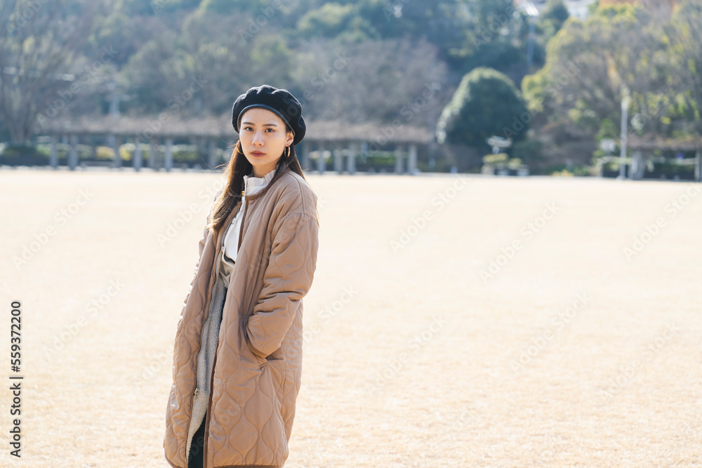 休日を公園で過ごす女性