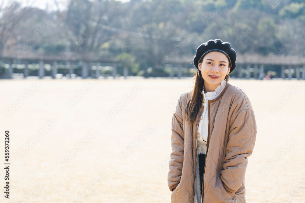 休日を公園で過ごす女性 休日を公園で過ごす女性
