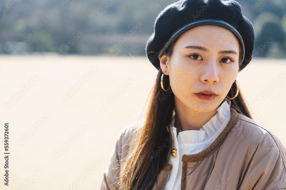 自然公園で休日を過ごす女性 自然公園で休日を過ごす女性