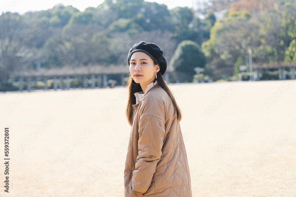 自然公園で休日を過ごす女性