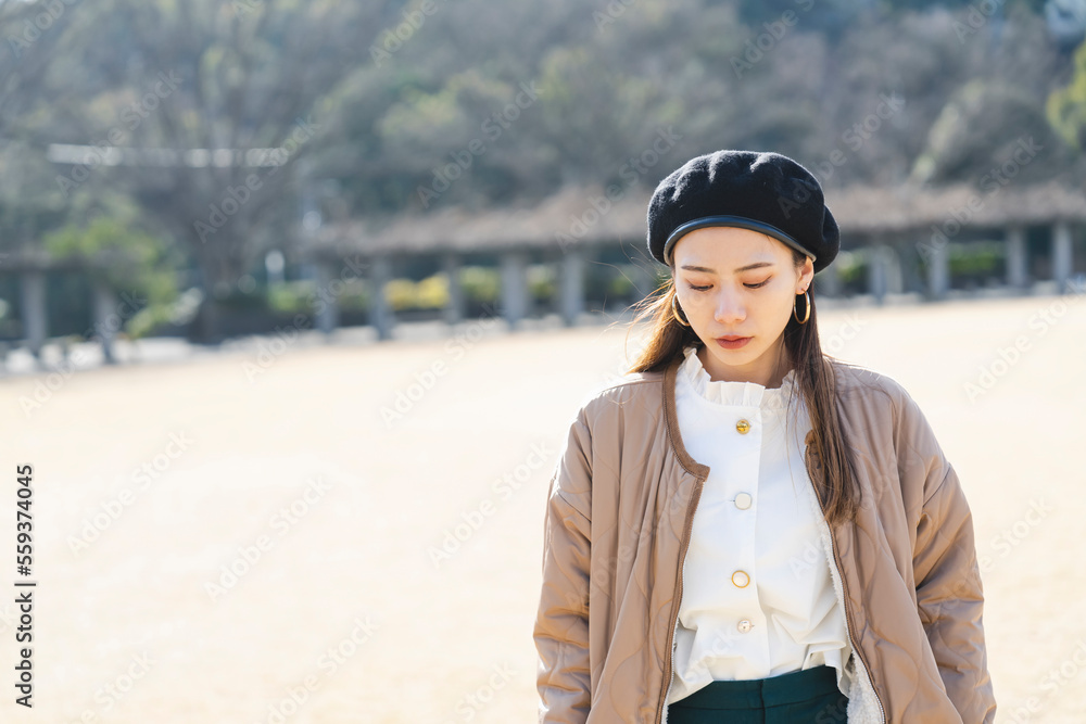自然公園で休日を過ごす女性 自然公園で休日を過ごす女性