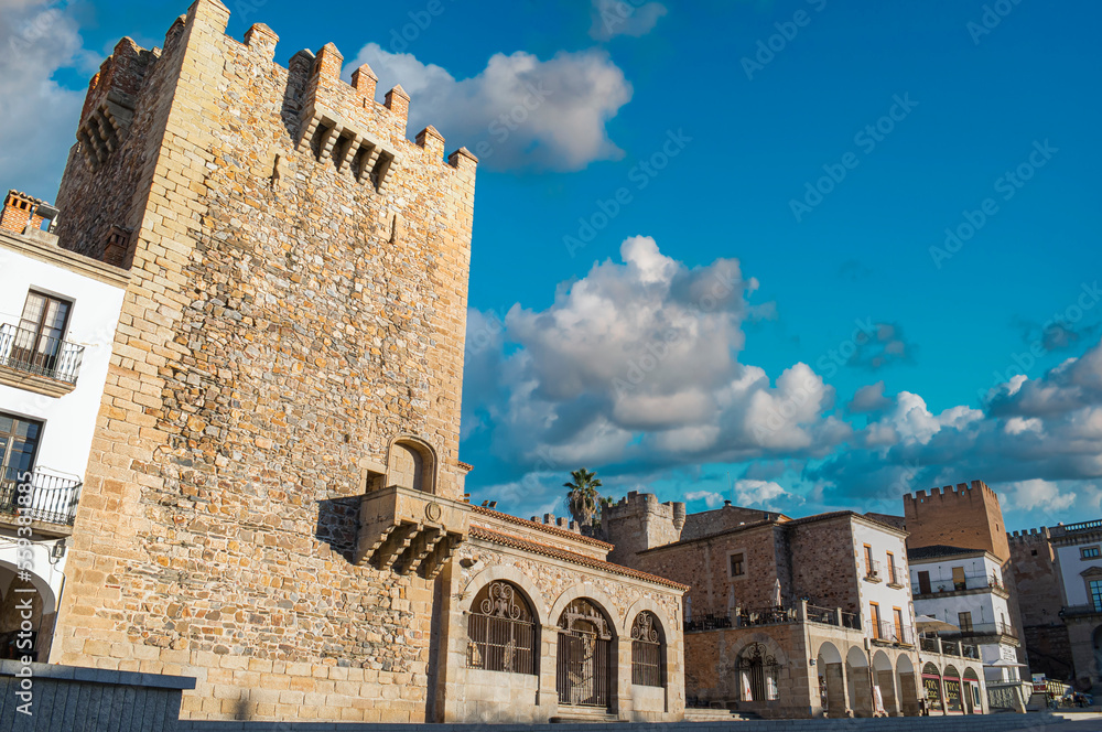 Vista de la plaza mayor de Cáceres con la torre fortificada y almenada del siglo XII de Bujaco, España