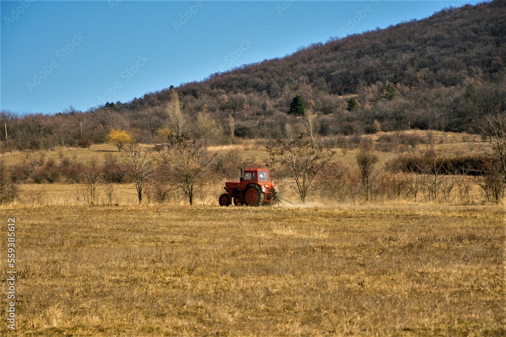 Obraz premium Tractor in the fields