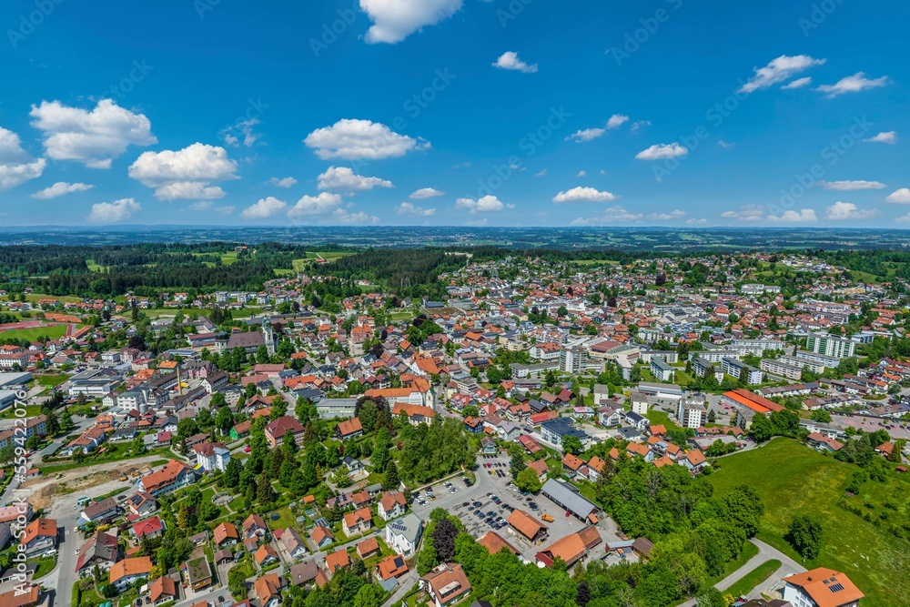 Die Stadt Lindenberg im westlichen Allgäu aus der Luft