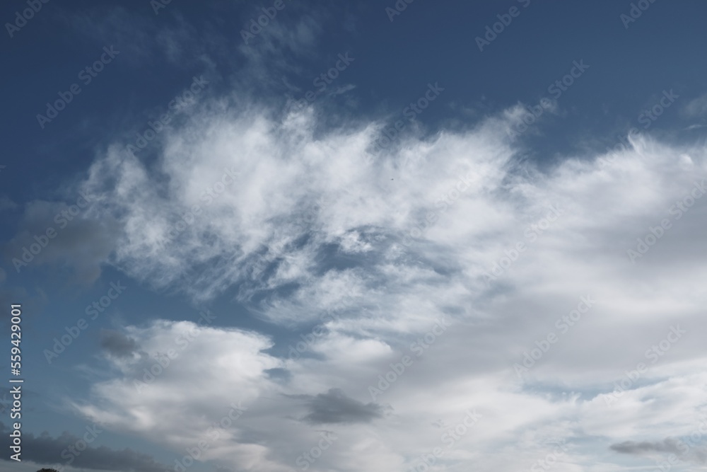 Obraz premium Farbiger Himmel mit interessanten Wolken als Hintergrund