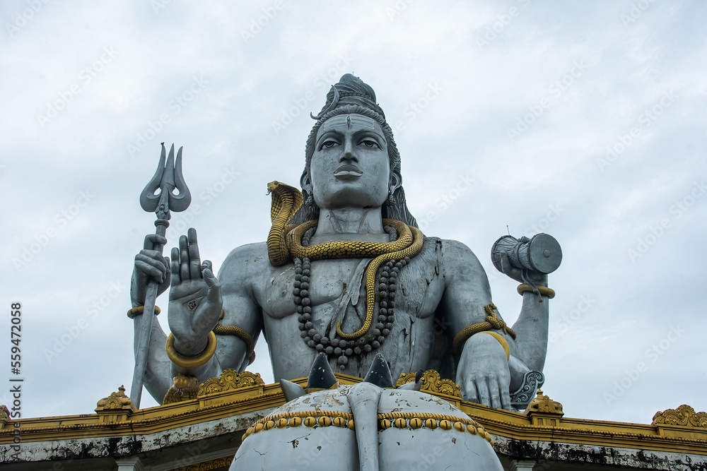 Obraz premium A view of the Shiva temple on the banks of Arabian sea in the town of Muradeshwara