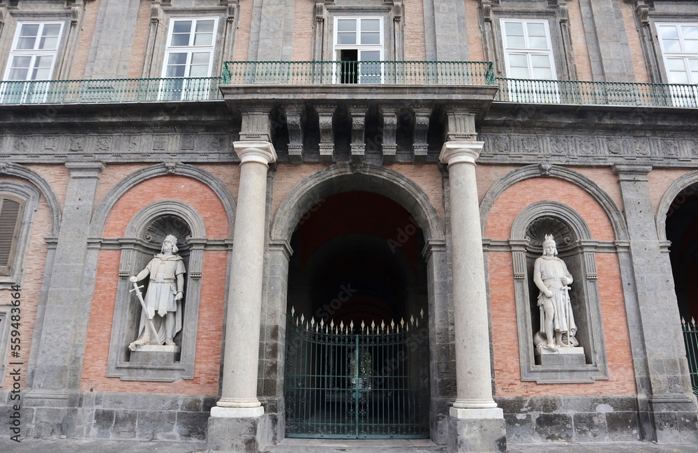 Obraz premium Napoli - Entrata laterale sinistra di Palazzo Reale