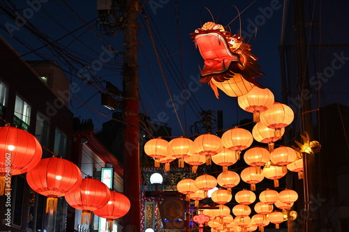 正月の横浜中華街のドラゴン提灯の風景（2023年）