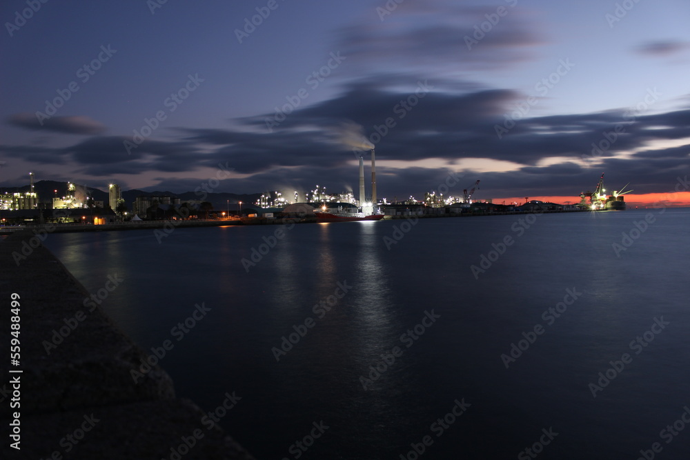 Obraz premium エントツの煙と色ずく空 SDGs 地球環境!コンビナート環境問題 山口県周南