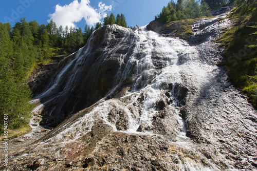 cascade du Salin, résurgence du lac de Tignes dans les Alpes en Savoie en été photo