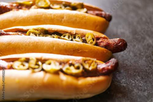 Obraz na płótnie rustic american spicy chili hotdog w salonie