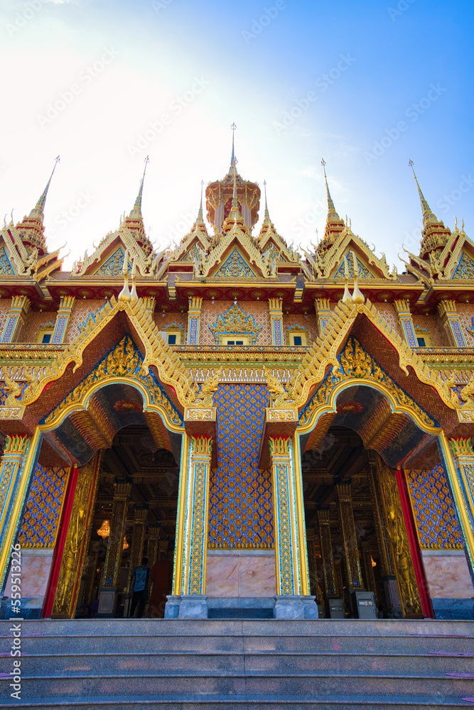 金と赤のコントラストが美しい黄金寺院　タイ・ウタイターニー