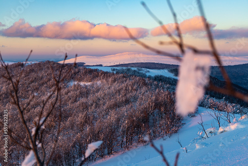 Fototapeta Naklejka Na Ścianę i Meble -  panorama of snow-capped mountains bieszczady at sunset, winter sunset seen from the top of the mountain wielka rawka