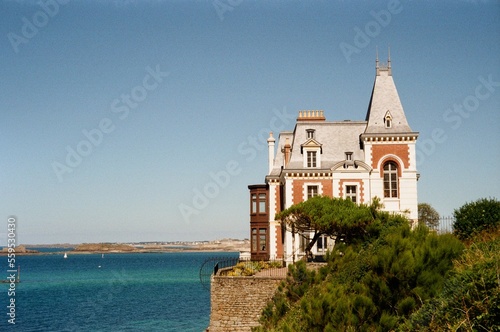 Dinard and its villa with sea view and Saint-Malo behind. Dinard et sa villa avec vue sur mer et Saint-Malo derrière.