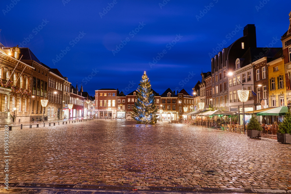 Platz am Rathaus in der Altstadt von Roermond zur Weihnachtszeit