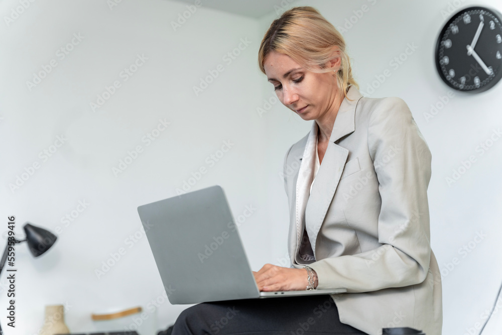 Businesswoman working at the company talking to colleagues, teamwork. Businesswoman working at the company talking to colleagues, teamwork.