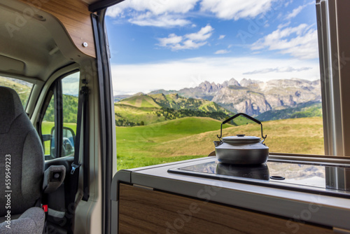 Blick aus dem Wohnmobil in den Bergen bei gutem Wetter, Camping Küche