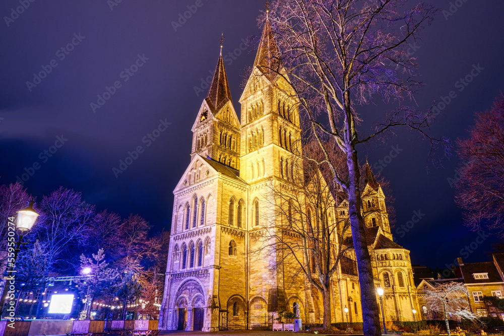 Historische Munsterkerk in der Altstadt von Roermond mit Beleuchtung