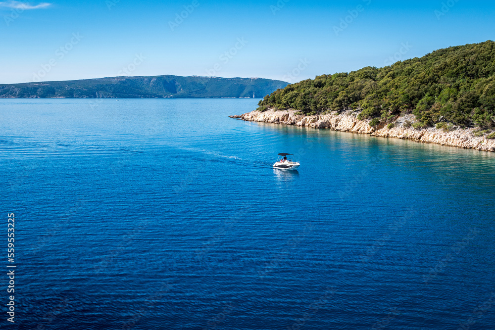 Motorboot, Blick auf die Insel Cres, Kroatien