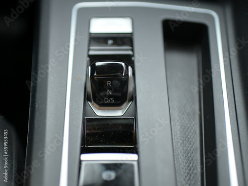 Schalthebel des Autos mit Automatikgetriebe