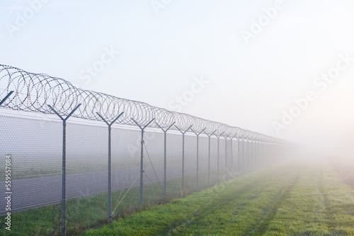Foto long fence border in mist