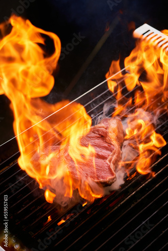 Bistecca carne griglia fuoco bbq brace close up macro bistrot italiano cucina italia
