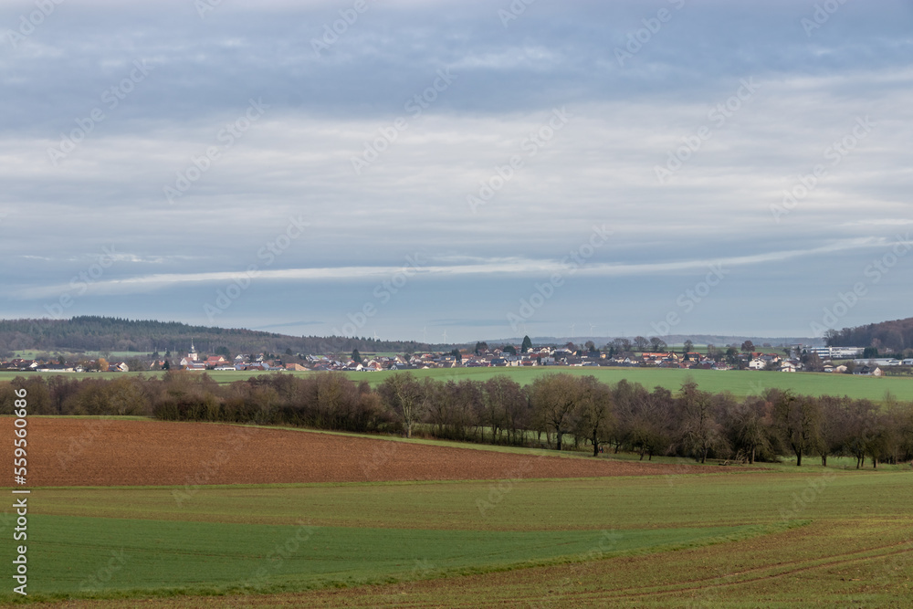 Obraz premium Reizendes traditionelles Dorf Grosseicholzheim in Baden-Württemberg, Deutschland. Idyllische europäische Landschaft der Mosbach Region