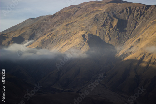 Vista de las montañas con nubes en Jujuy, Argentina. View of the mountains with clouds in the sky.