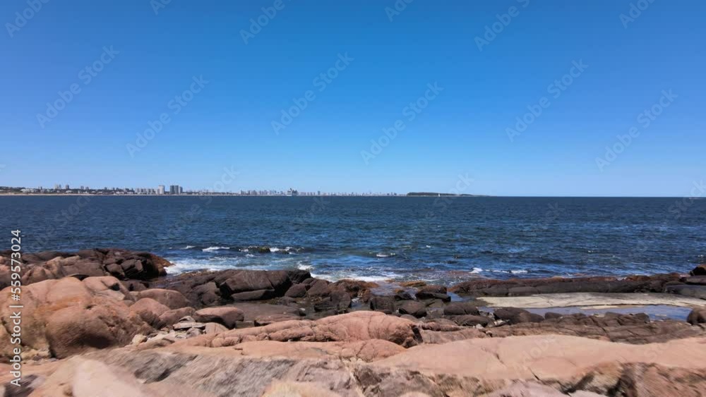 Mar y rocas con playas oceánicas y azules al fondo ciudad moderna Mar y rocas con playas oceánicas y azules al fondo ciudad moderna