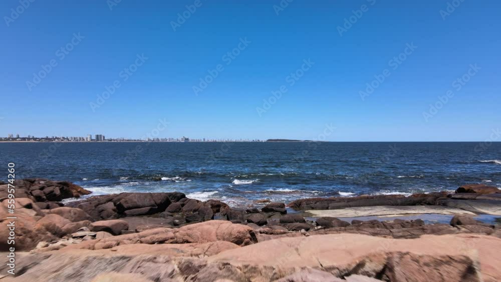 Mar con rocas y olas impactando con costa rocosa Mar con rocas y olas impactando con costa rocosa