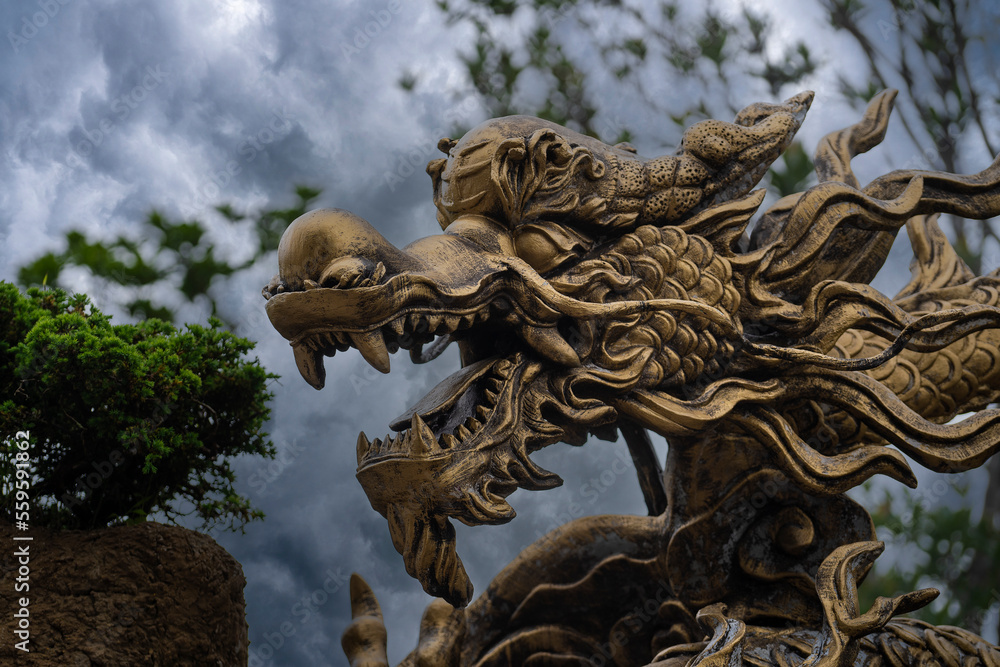Φωτογραφία Colorful dragon sculpture at the entrance to a Buddhist temple in the city of Danang, Vietnam