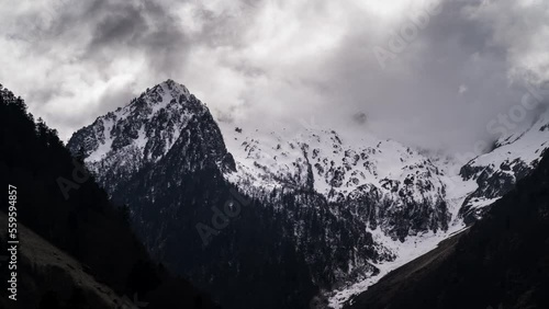 Timelapse - nuages sur pic montagne des pyrénées 4K 