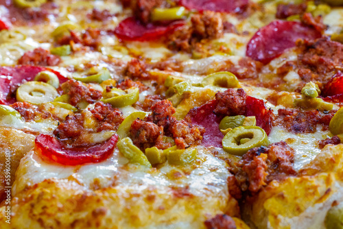 Ground beef, chorizo ​​and green olives pizza