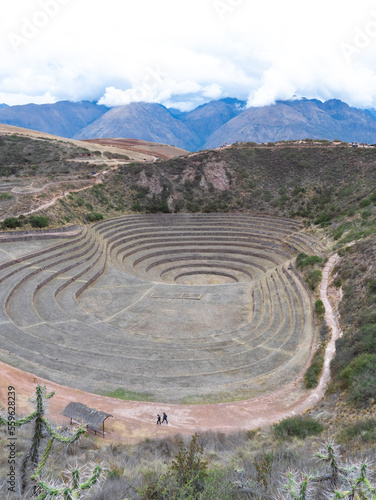 Zona arqueológica de Moray en Perú y sus vistas tan increíbles, rodeado por montañas de gran tamaño.  