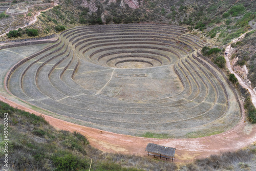 Zona arqueológica de Moray en Perú y sus vistas tan increíbles, rodeado por montañas de gran tamaño.  