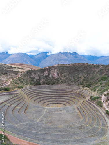 Zona arqueológica de Moray en Perú y sus vistas tan increíbles, rodeado por montañas de gran tamaño.  