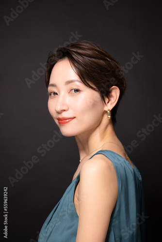 高級感がある美容のイメージなどに使えそうな女性
