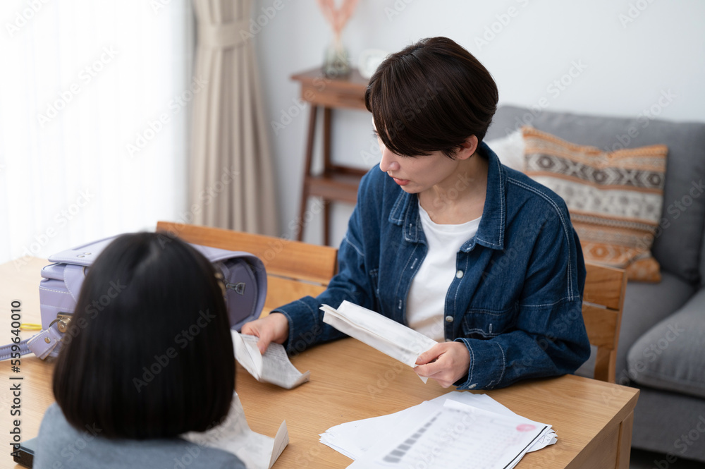 大量のプリントが出てきて疲弊する親