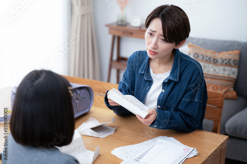 大量のプリントが出てきて疲弊する親 photo